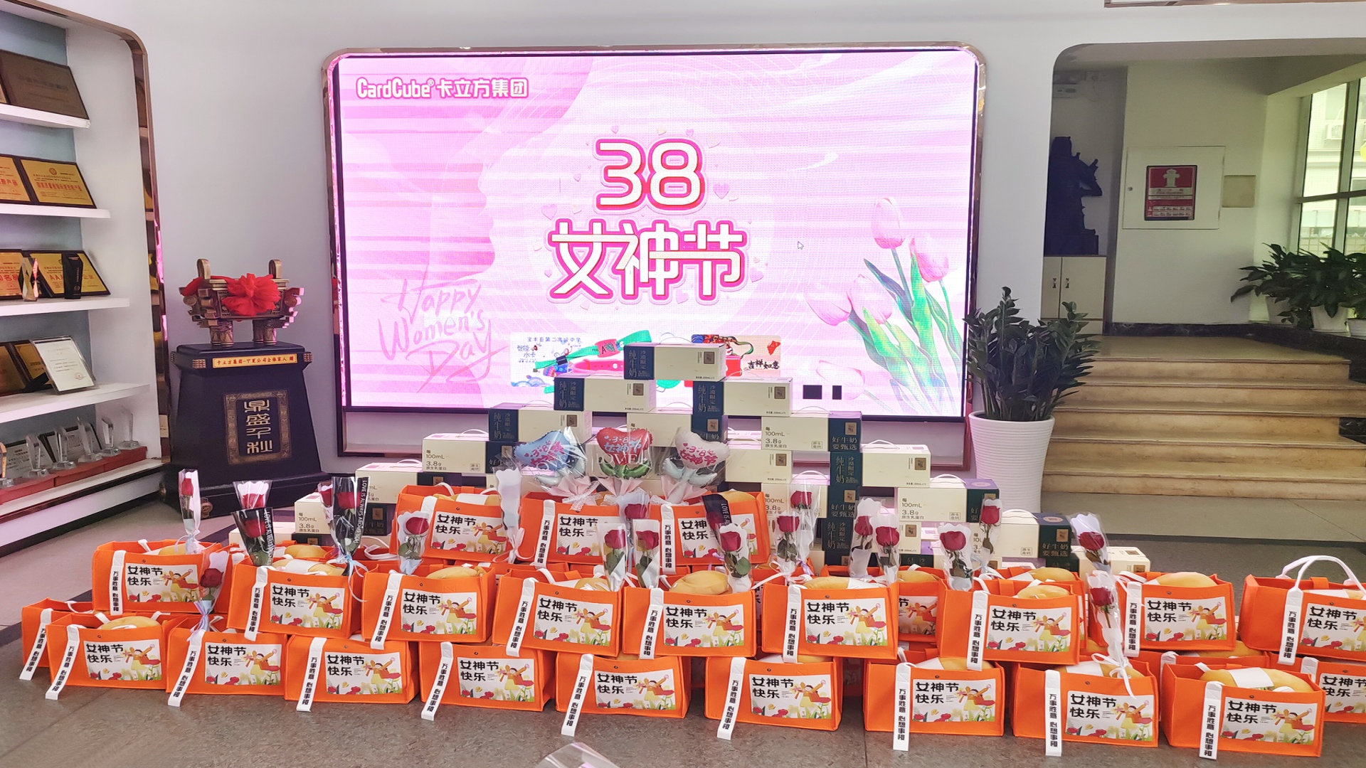 卡立方集團智能卡工廠腕帶廠家：以花為禮，致敬每一位 “女神”