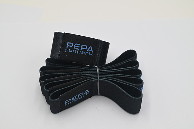 與條形碼掃描類似，RFID腕帶電子標簽有一套完整的使用系統