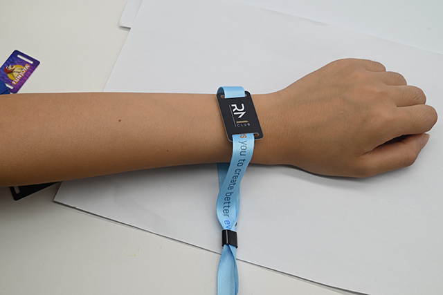 制作人像識別卡的基卡可以是一般PVC卡，也可以是磁卡