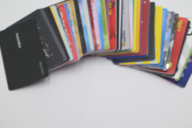 智能卡主體包括一個(gè)插入端和一個(gè)手持端 智能卡主體包括一個(gè)插入端和一個(gè)手持端